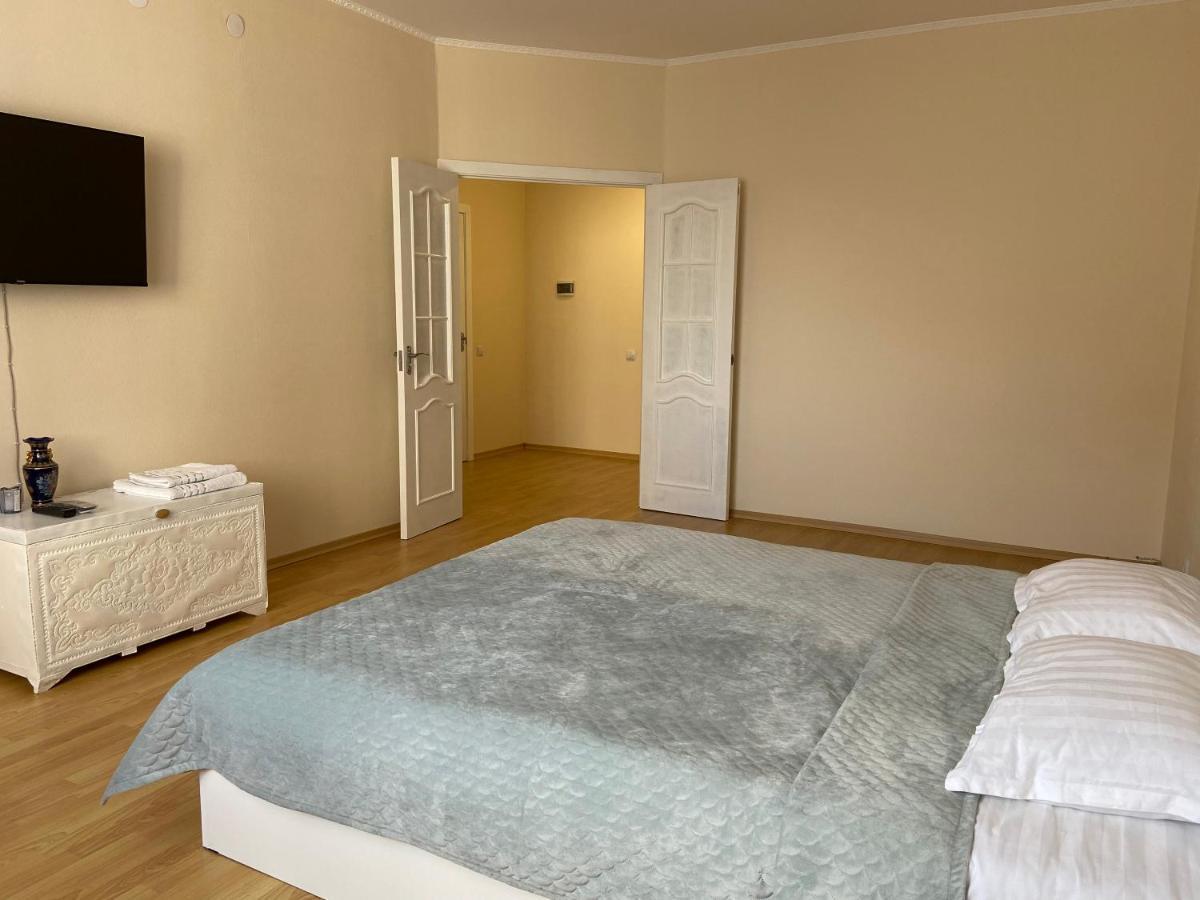 Apartment in the city centre Asztana Kültér fotó